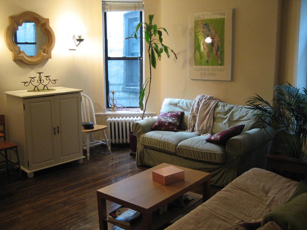 Comfy+couches+and+candles+are+just+some+of+the+perks+of+having+your+own+off-campus+crib.+%28Rebecca+Johnson%2FThe+Observer%29
