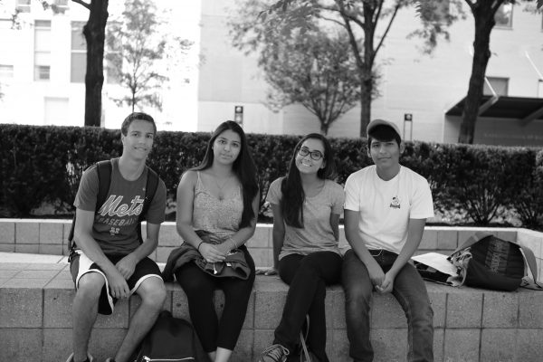 Freshmen+students+Kimberly+Cruz+and+Nick+Howard+with+their+friends+on+the+outdoor+plaza.+%28PHOTO+BY+TERRY+ZENG%2FTHE+OBSERVER%29