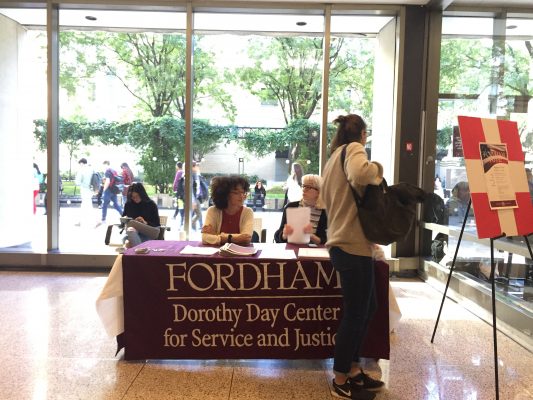 Student volunteers help members of the Fordham community register to vote. (PHOTO BY ELIZABETH LANDRY/ THE OBSERVER)