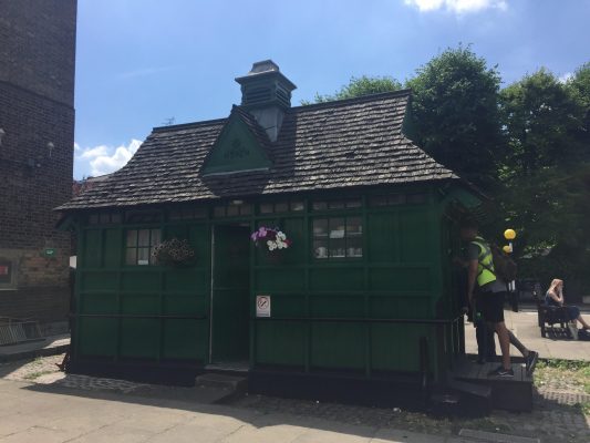One of the last remaining cabmen shelters lies on Warwick Avenue. (IZZI DUPREY/ THE OBSERVER)
