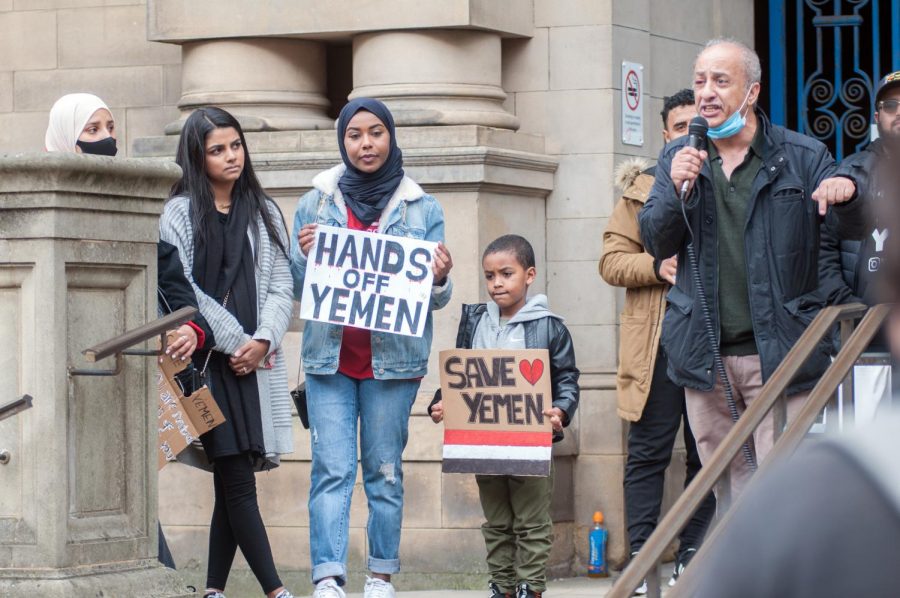 Yemeni people holding signs