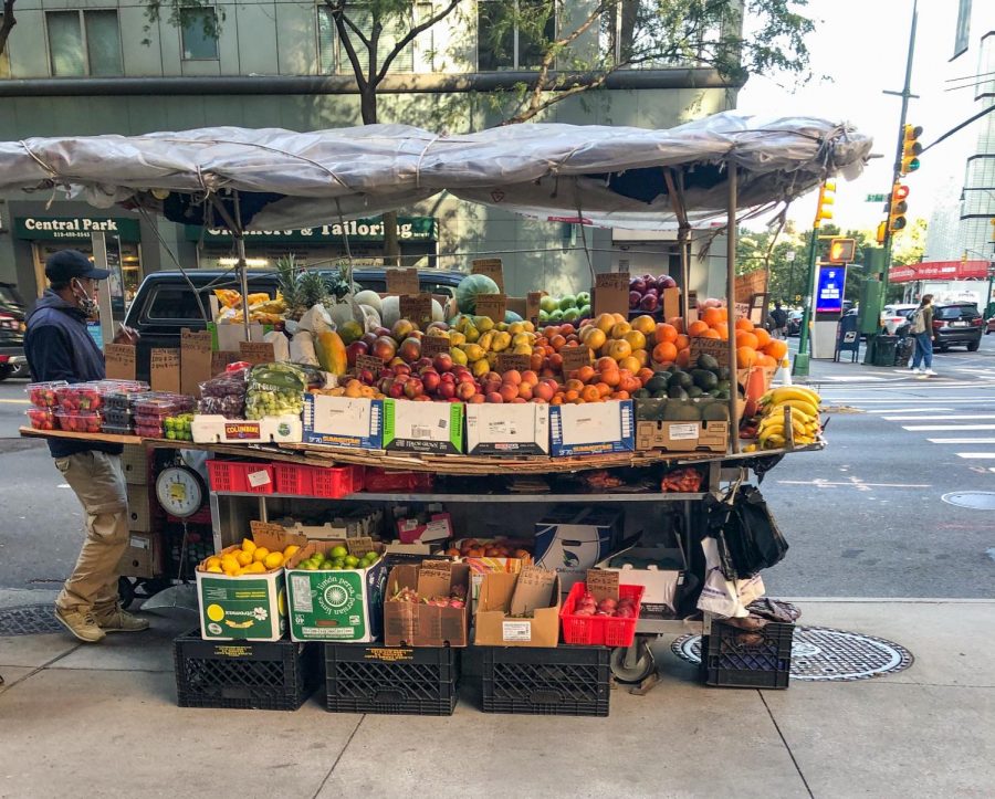 a+fruit+stand+on+the+corner+of+midtown+street+in+NYC