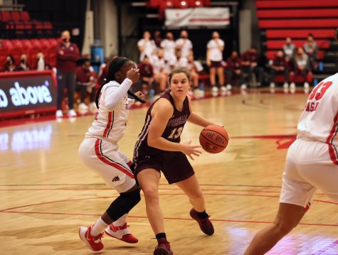 sarah karpell running with the ball on the stony brook basketball court