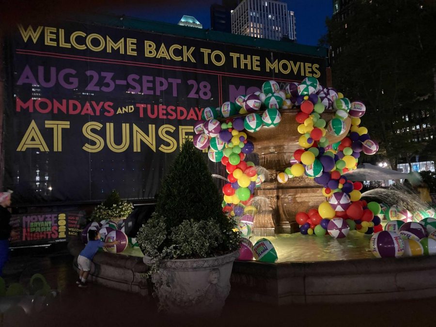 A balloon set-up with the words Welcome Back to the Movies above it at Bryant Park