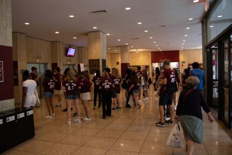 first-year students crowded in the plaza level of lowenstein
