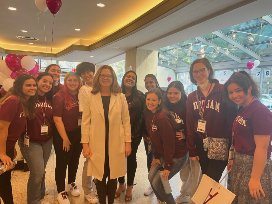 University President Tania Tetlow, J.D., poses with members of Lincoln Center Society, the student organization that runs campus tours.