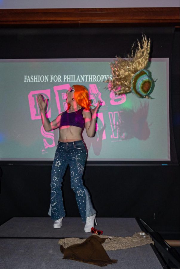 Twinkle Toes’ wig flies across the stage as they lip-synch to a medley of “Victorious” songs, such as “Make It Shine” and “Beggin’ On Your Knees.”