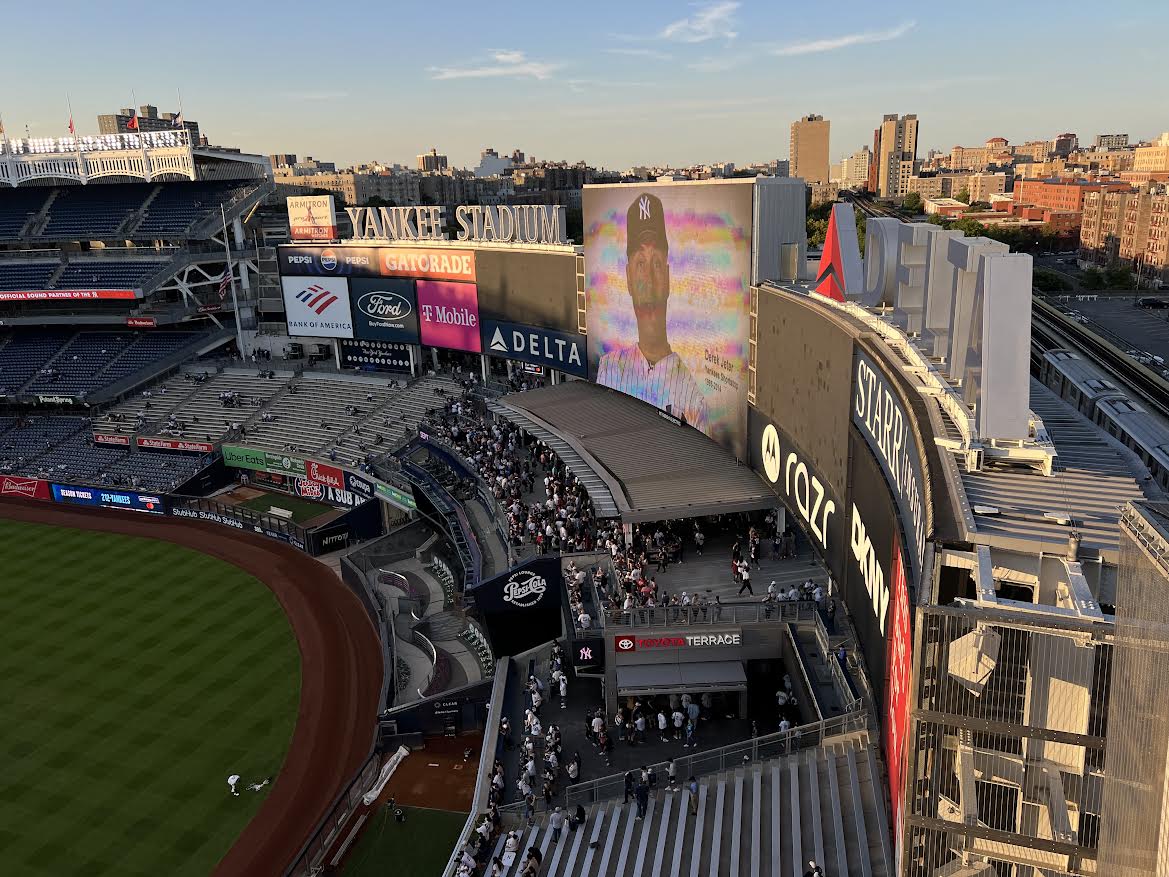 Alumni gathered at the Mastercard batter’s eye deck dressed in Fordham maroon to watch the Yankees win against the Royals. 