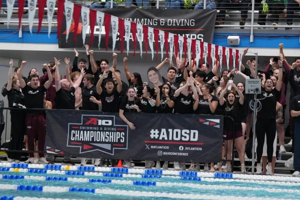 Fordham swimming and diving team cheers on her Ainhoa Martín after her 400-meter individual medley win. 